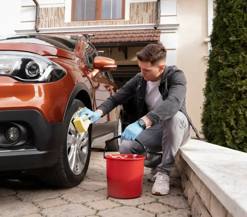 Lavage auto à domicile Fléville-devant-Nancy : professionnel intervenant sur un véhicule